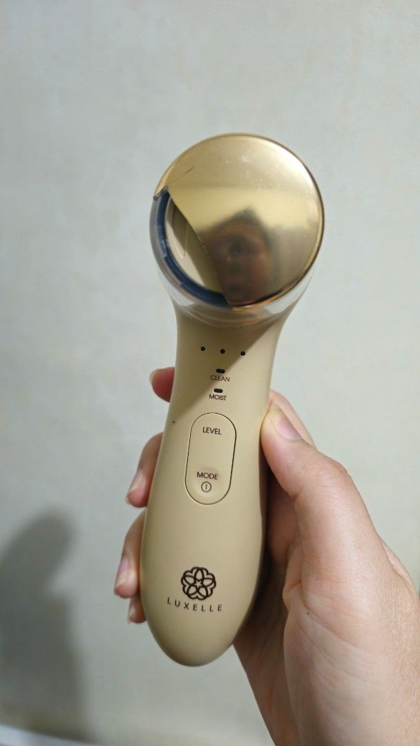 Luxelle Facial Cleansing Brush Device (Category: Face Care) located in Manila. Submitted by eljeybee88 (Listing ID 1460317294, Image 3). Description: - Luxelle Facial Cleansing Brush Device - Multiple modes and intensity levels for customized care - Ideal for daily skincare routine to exfoliate dead skin cells Used less than 5x, chipped brush cover (accidentally dropped the cover) Bought for 10k RFS: no longer fits my skincare routine.