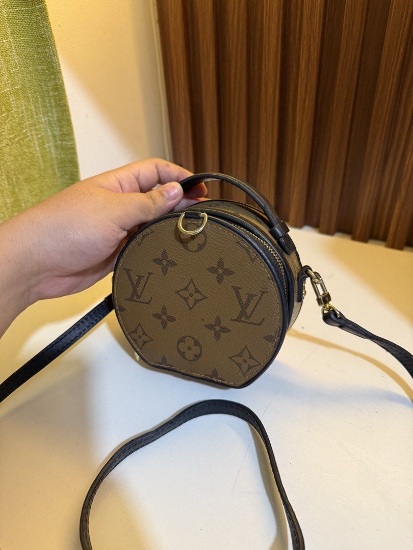 Lv micro sling (Category: Luxury Bags & Wallets) located in Santiago. Submitted by THRIFTTHRILLBAGS (Listing ID 1460427928, Image 3). Description: Lv micro sling Coded Very Rare size.