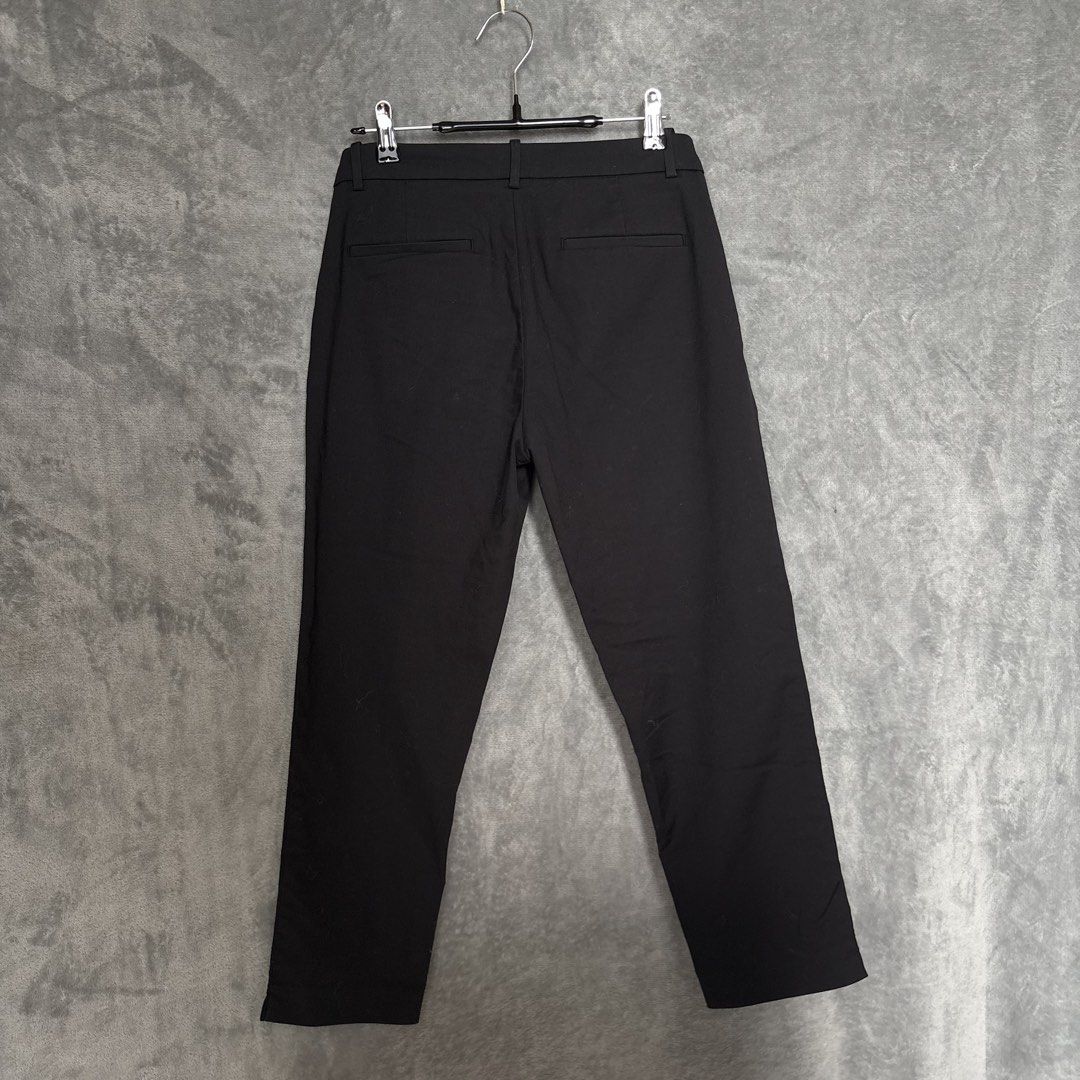 M- UNIQLO Smart Ankle Pants in Black (Category: Luxury Apparel) located in Tuguegarao City. Submitted by past10 (Listing ID 1460489504, Image 3). Description: .