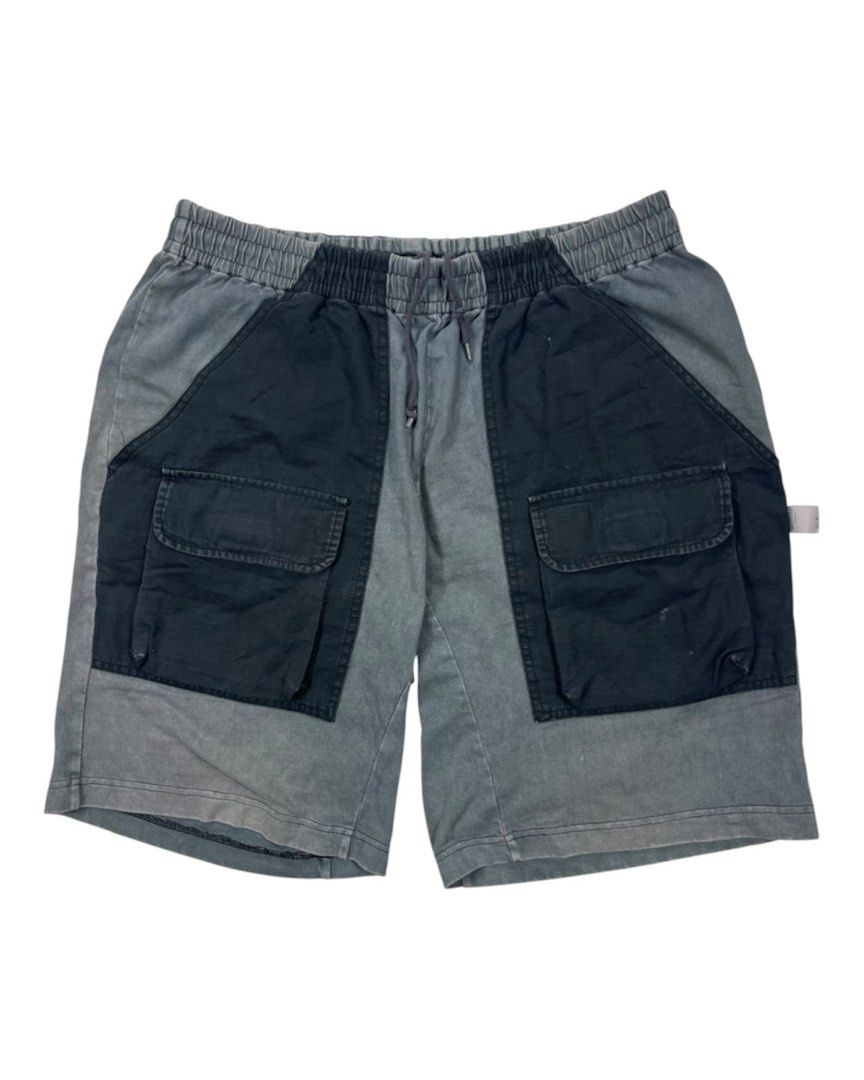 Madness 6pocket Shorts (Category: Shorts) located in Bacolod City. Submitted by piquedup.ph_v2 (Listing ID 1460473584, Image 1). Description: Madness 6pocket Shorts -Authentic Measurements: Waist: 33”-48” Length: 21.5” Leg Opening: 12.5” Condition: Very Good Color rate: 8.5/10 (Color may vary to lighting) Flaws: faded .
