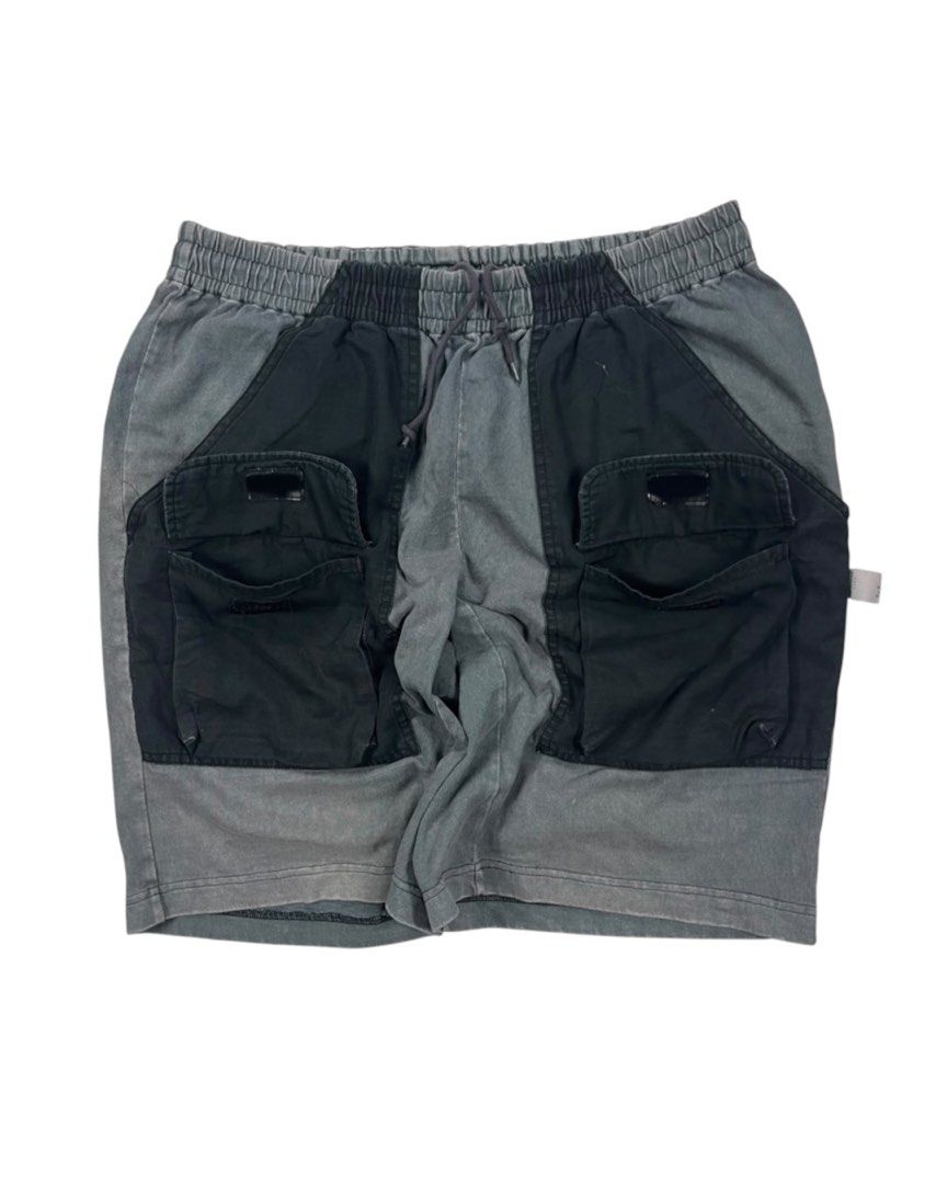 Madness 6pocket Shorts (Category: Shorts) located in Bacolod City. Submitted by piquedup.ph_v2 (Listing ID 1460473584, Image 2). Description: Madness 6pocket Shorts -Authentic Measurements: Waist: 33”-48” Length: 21.5” Leg Opening: 12.5” Condition: Very Good Color rate: 8.5/10 (Color may vary to lighting) Flaws: faded .