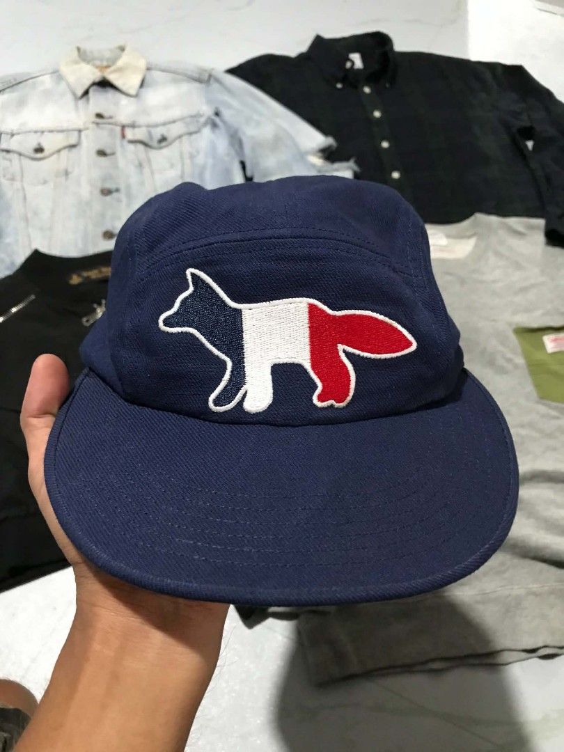 MAISON KITSUNE 5P TRICOLOR FOX CAP🧢 (Category: Caps & Hats) located in Aloran. Submitted by thrift_hunter73 (Listing ID 1460462916, Image 1). Description: MAISON KITSUNE 5P TRICOLOR FOX CAP🧢 Descriptions: Material: 65% cotton, 35% polyester Country of origin: Bulgaria Combination of cotton and polyester Five panels Flat visor Ventilation holes Embroidered branding Adjustment strap Plastic buckle 💯Excellent As new ❌No issue.