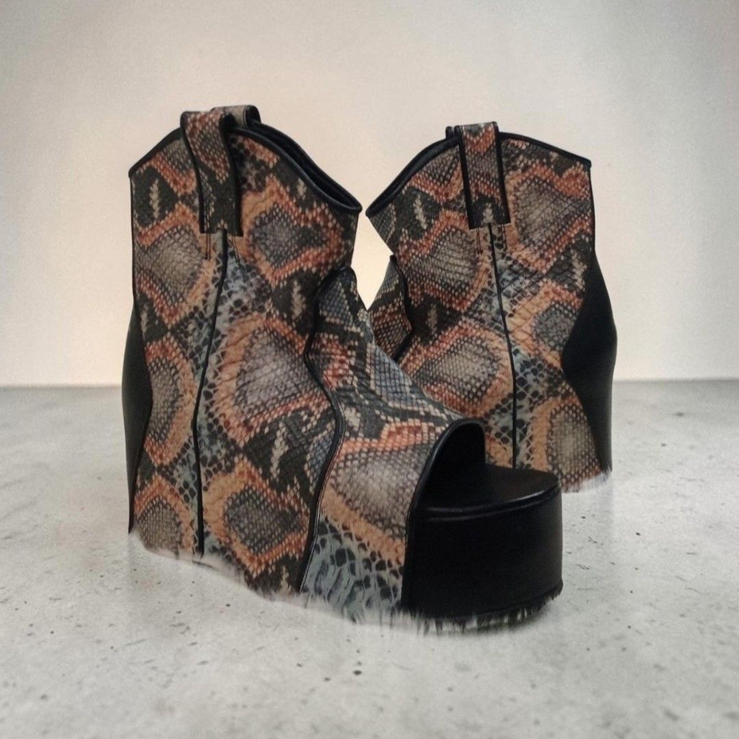 Maison Mihara Yasuhiro - Python Skin - Open Toe - Platform Leather (Category: Wedges) located in Manila. Submitted by kinstugi.pieces (Listing ID 1460401024, Image 2). Description: SHOES ONLY Sizes: EU 40 UK 6 US Men's 7.5 US Women's 9.5 CM 25 Origin: Japan Materials: Leather 100% Authenric Color Rate: 9-10 Condition: 9-10 Presentable to Use Shoulder Shipping fee.