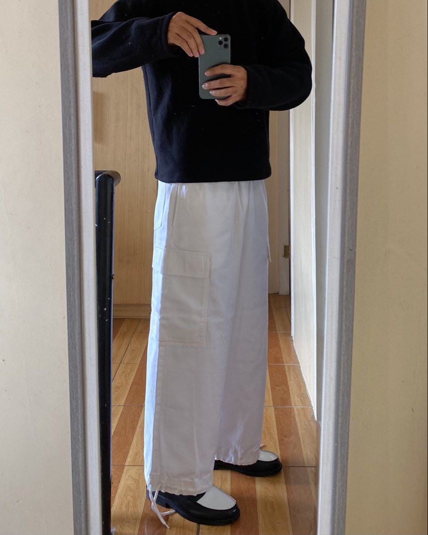 Make style baggy wide leg cargo pants white (Category: Jeans) located in Rizal. Submitted by Thethriftgood (Listing ID 1460487742, Image 3). Description: Make style baggy wide leg cargo pants white - unisex Model height - 5’9 size: small dimensions: waist - 30 fit 32 length - 38 leg op - 12 10/10 condition | issue: none Php: 1,200.