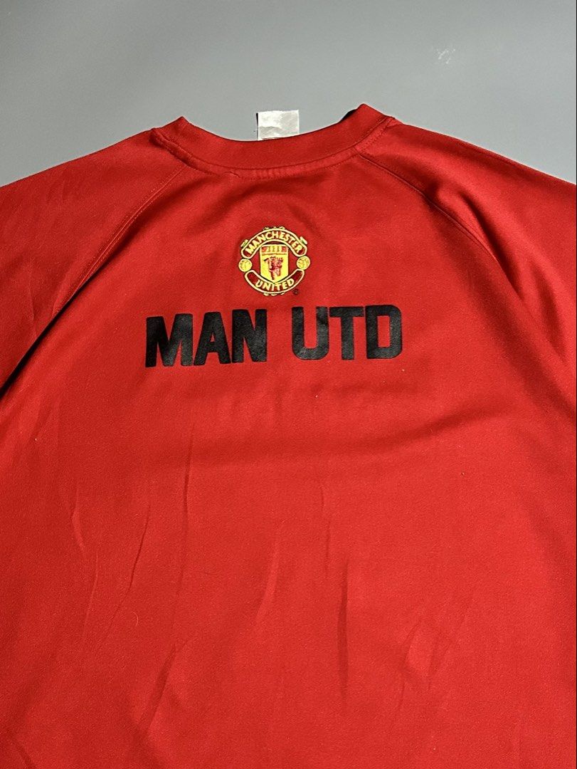 MANCHESTER UNITED OFFICAL JERSEY (Category: Formal Shirts) located in Makati City. Submitted by js.street.finds (Listing ID 1460373711, Image 2). Description: DIMES 20.5/26.5.