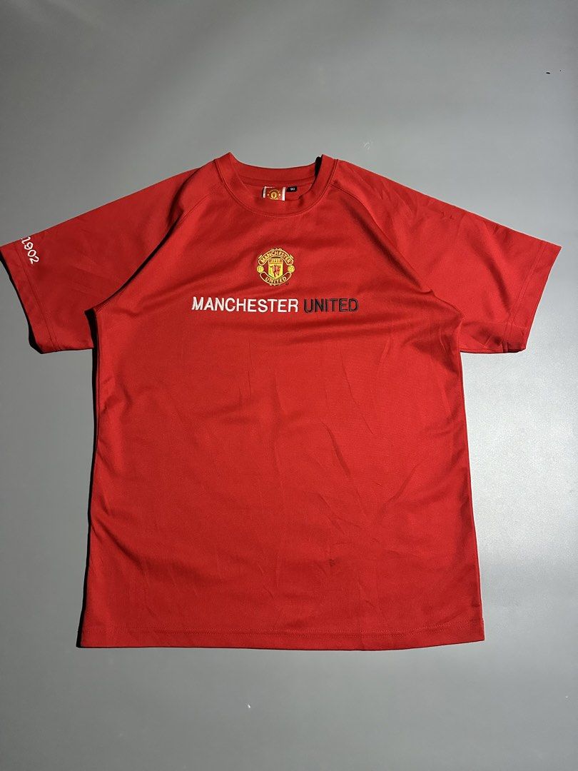 MANCHESTER UNITED OFFICAL JERSEY (Category: Formal Shirts) located in Makati City. Submitted by js.street.finds (Listing ID 1460373711, Image 1). Description: DIMES 20.5/26.5.
