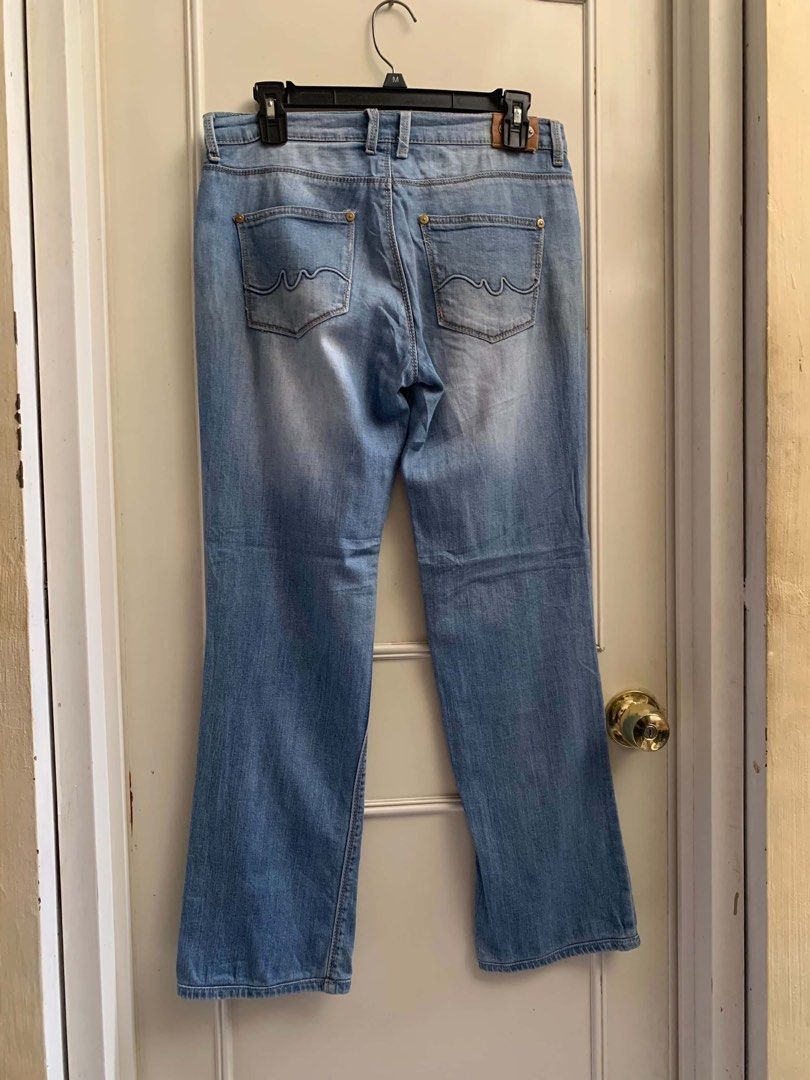 MANGO Claudia Jeans Size 6 ( 15x36) (Category: Jeans) located in Calapan. Submitted by shakalak2 (Listing ID 1460451214, Image 1). Description: Size 6 ( 16x36) Rise 8/Hem 7 Pinhole sa corner ng pocket button ( refer to last photo).