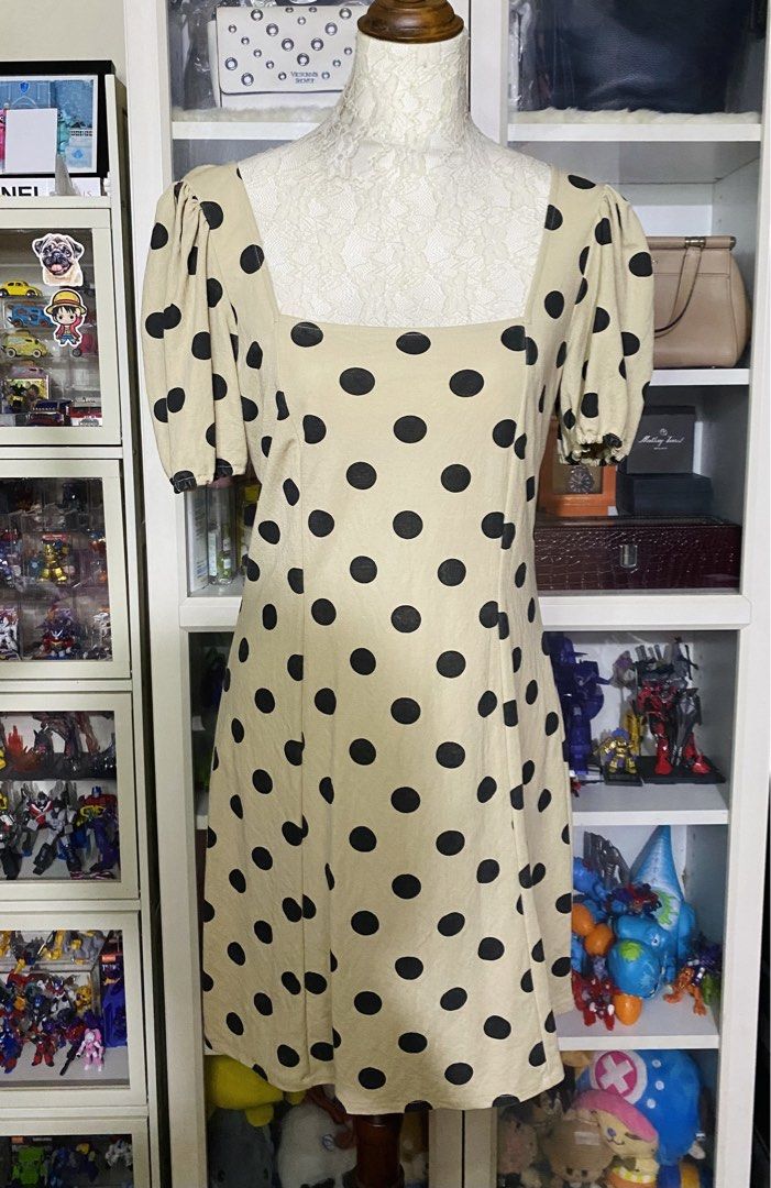 Mango Flowy puffed-sleeve dress (Category: Dresses) located in Manila. Submitted by glen_n (Listing ID 1460490412, Image 2). Description: Original Mango Flowy puffed-sleeve dress Size: Medium Used in good condition SRP: 1,995 ❌NO When worn ❌NO Sh0pee checkout ❌ Strictly NO return/NO exchange policy.