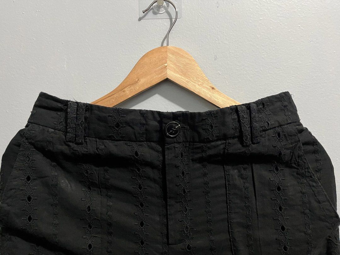 Mango Oslo Black Cargo Pants (Category: Other Bottoms) located in Manila. Submitted by mkjah (Listing ID 1460342679, Image 1). Description: Mango Oslo Black Cargo Pants Eyelet design Size: US 4 (W) 26-30 (L) 39 (Lo) 8.5 Good Condition Color may vary due to lighting Ready to wear 🧼 Price 400 plus shipping Please manage your expectations before placing your order. There may be slight differences in color between the actual product and photos poste