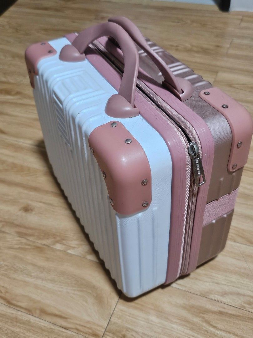 Massive Ready bag from Korea (Category: Camera Bags & Carriers) located in Manila. Submitted by minimalistbyheart (Listing ID 1460494568, Image 2). Description: srp 800+ new product that's just stored in house for long time. I also have another ready bag. bgc meet up or delivery .
