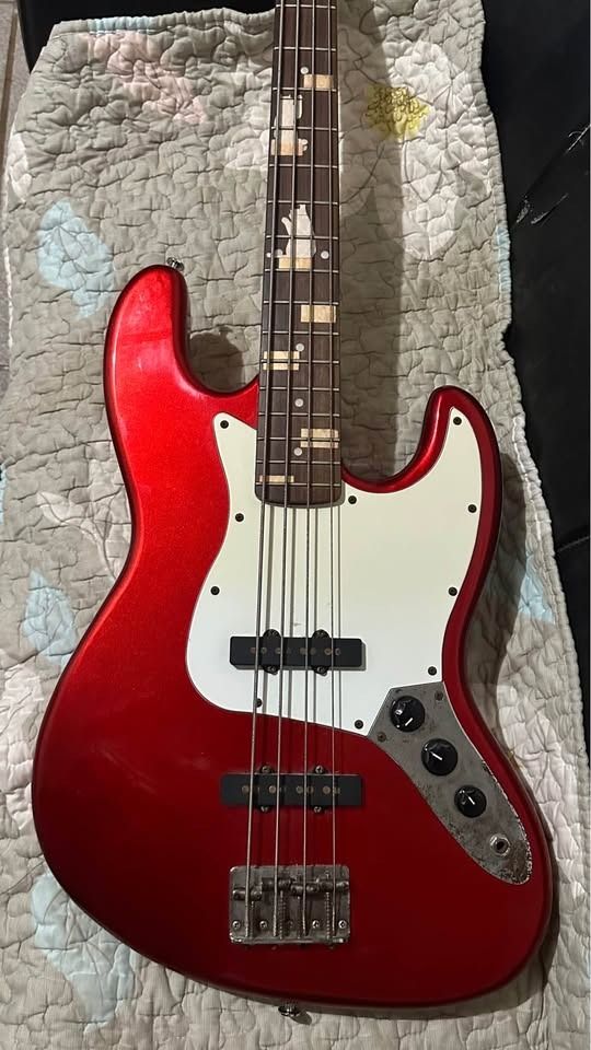 MAVIS ISHIBASHI BASS GUITAR (Category: Musical Instruments) located in Binangonan. Submitted by rullanjm3528769 (Listing ID 1460311646, Image 2). Description: 1 item only * Brand: Mavis by Ishibashi Music (Ishibashi’s house/starter brand) * Type: Jazz Bass-style, 4-string * Scale: 34” / 864 mm * Body: Solid wood; some documented models list alder * Neck: Hard maple * Fingerboard: Rosewood * Pickups: 2 × Jazz Bass-style single coils * Controls: 2 