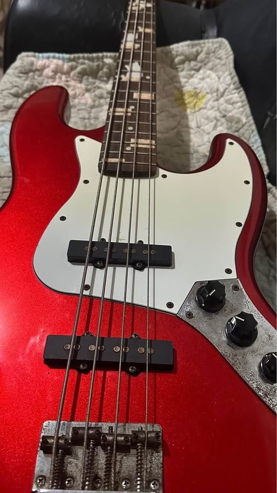 MAVIS ISHIBASHI BASS GUITAR (Category: Musical Instruments) located in Binangonan. Submitted by rullanjm3528769 (Listing ID 1460311646, Image 1). Description: 1 item only * Brand: Mavis by Ishibashi Music (Ishibashi’s house/starter brand) * Type: Jazz Bass-style, 4-string * Scale: 34” / 864 mm * Body: Solid wood; some documented models list alder * Neck: Hard maple * Fingerboard: Rosewood * Pickups: 2 × Jazz Bass-style single coils * Controls: 2 