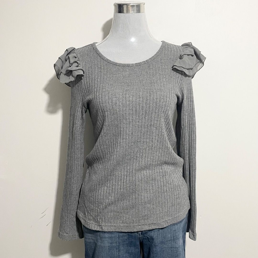 Medium Gray Longsleeves (Category: Longsleeves) located in Bacolor. Submitted by chicn_classy (Listing ID 1460369892, Image 3). Description: .
