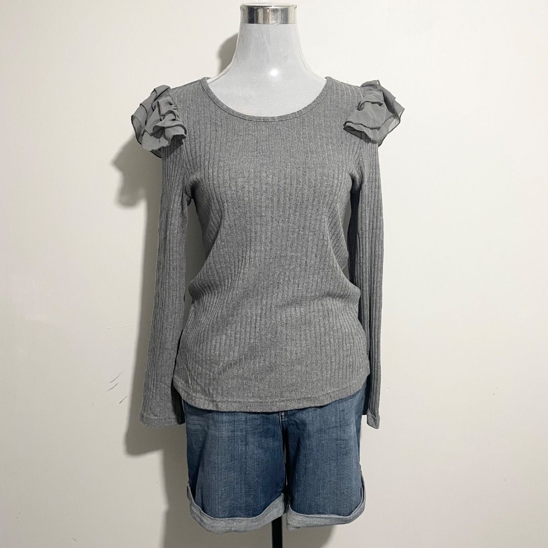 Medium Gray Longsleeves (Category: Longsleeves) located in Bacolor. Submitted by chicn_classy (Listing ID 1460369892, Image 2). Description: .