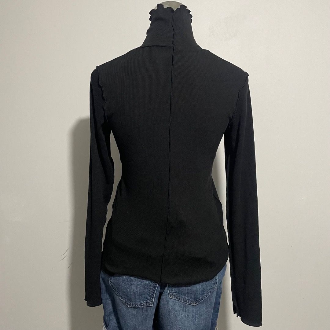 Medium GU Black Longsleeves (Category: Longsleeves) located in Bacolor. Submitted by chicn_classy (Listing ID 1460370908, Image 3). Description: .