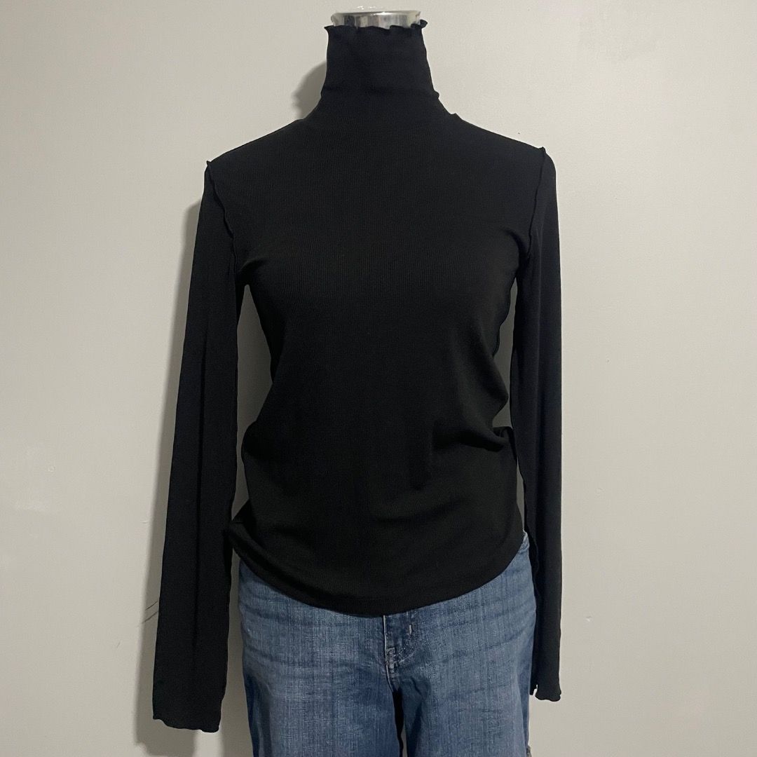 Medium GU Black Longsleeves (Category: Longsleeves) located in Bacolor. Submitted by chicn_classy (Listing ID 1460370908, Image 2). Description: .