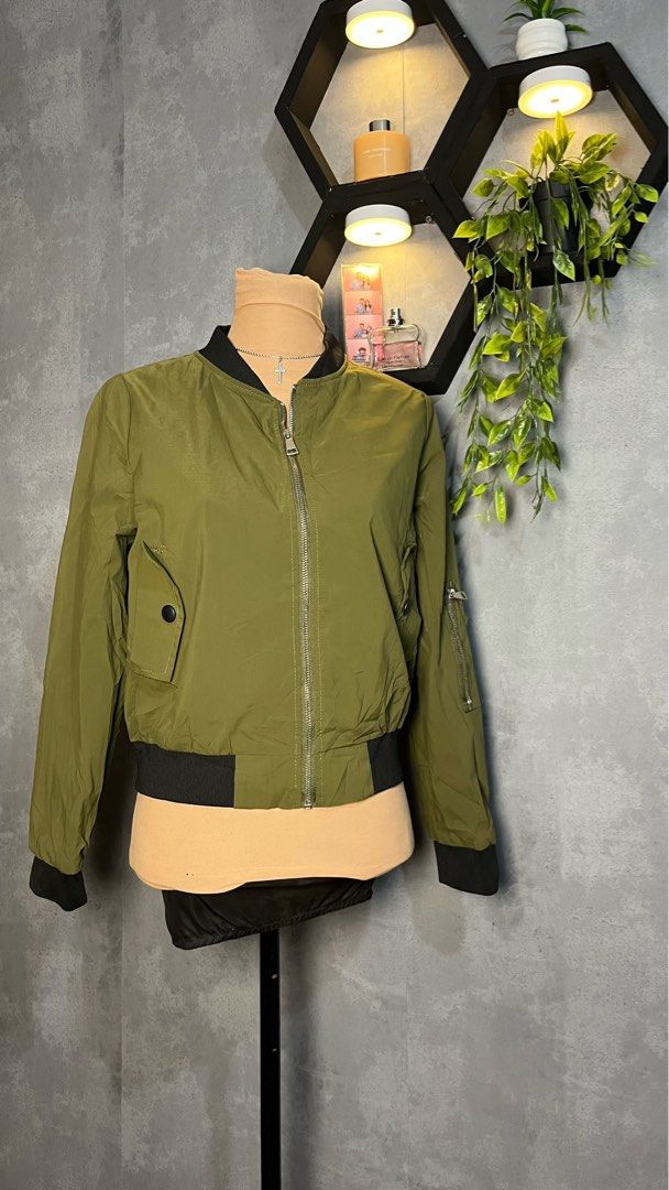 Men's Navy Blue Zip-Up Jacket (Category: Coats, Jackets and Outerwear) located in Manila. Submitted by leerec0s (Listing ID 1460435793, Image 3). Description: .