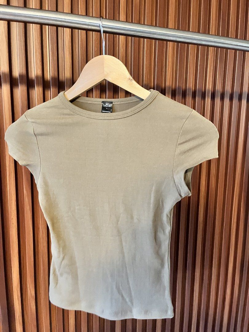 MERA Basic Tan Short Sleeve T-shirt (Category: Shirts) located in Echague. Submitted by aeafitz (Listing ID 1460362463, Image 1). Description: - Brand: MERA - Color: Tan - Style: Basic T-shirt - Neckline: Crew neck - Sleeves: Short sleeves - Fit: Snug - Features: Versatile, great for layering or wearing on its own.