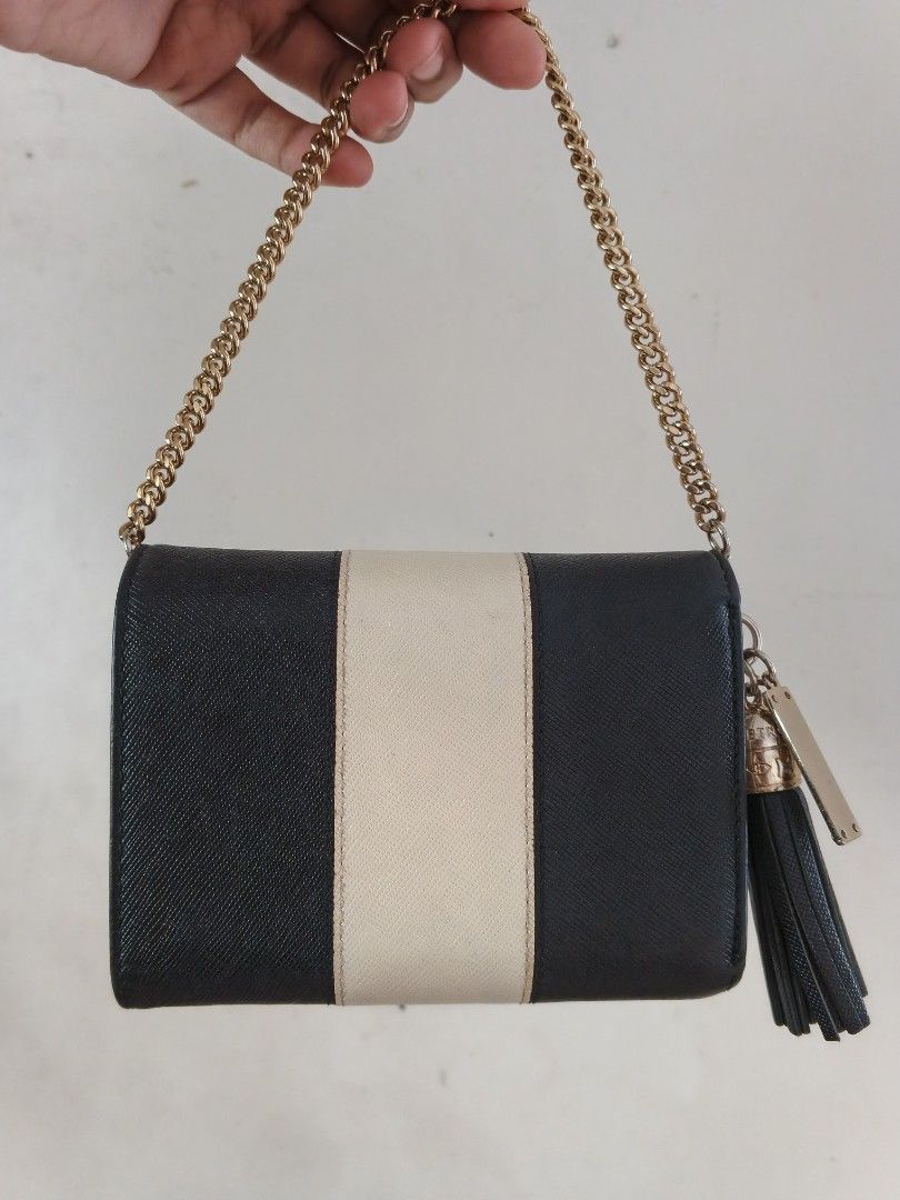 Metrocity Medium Wallet (Category: Wallets & Card holders) located in Taytay. Submitted by eri.94 (Listing ID 1460169878, Image 2). Description: Metrocity medium wallet with authenticity card detachable chain black and white gold hardwares minimal signs of use only.