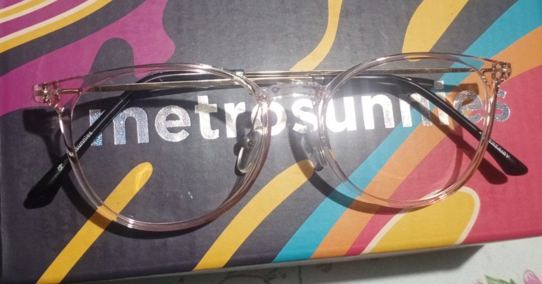 MetroSunnies™ eyeglasses (Category: Sunglasses & Eyewear) located in Tarlac. Submitted by hazelmadz (Listing ID 1460422947, Image 2). Description: Material: TR90 Brand: MetroSunnies Frame Shape: Round Frame Type: Full Rim Lens Type: Blue Light Blocking Lens Ships From: Tarlac Province Frame Size: 49-12-140 1x MetroSunnies™ Eyewear 1x MetroSunnies™ Designer Pouch Rfs: Hindi nagamit..
