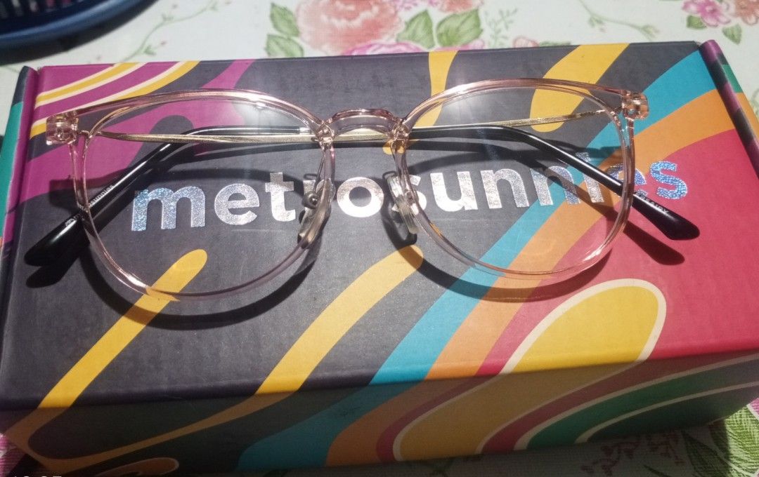MetroSunnies™ eyeglasses (Category: Sunglasses & Eyewear) located in Tarlac. Submitted by hazelmadz (Listing ID 1460422947, Image 3). Description: Material: TR90 Brand: MetroSunnies Frame Shape: Round Frame Type: Full Rim Lens Type: Blue Light Blocking Lens Ships From: Tarlac Province Frame Size: 49-12-140 1x MetroSunnies™ Eyewear 1x MetroSunnies™ Designer Pouch Rfs: Hindi nagamit..