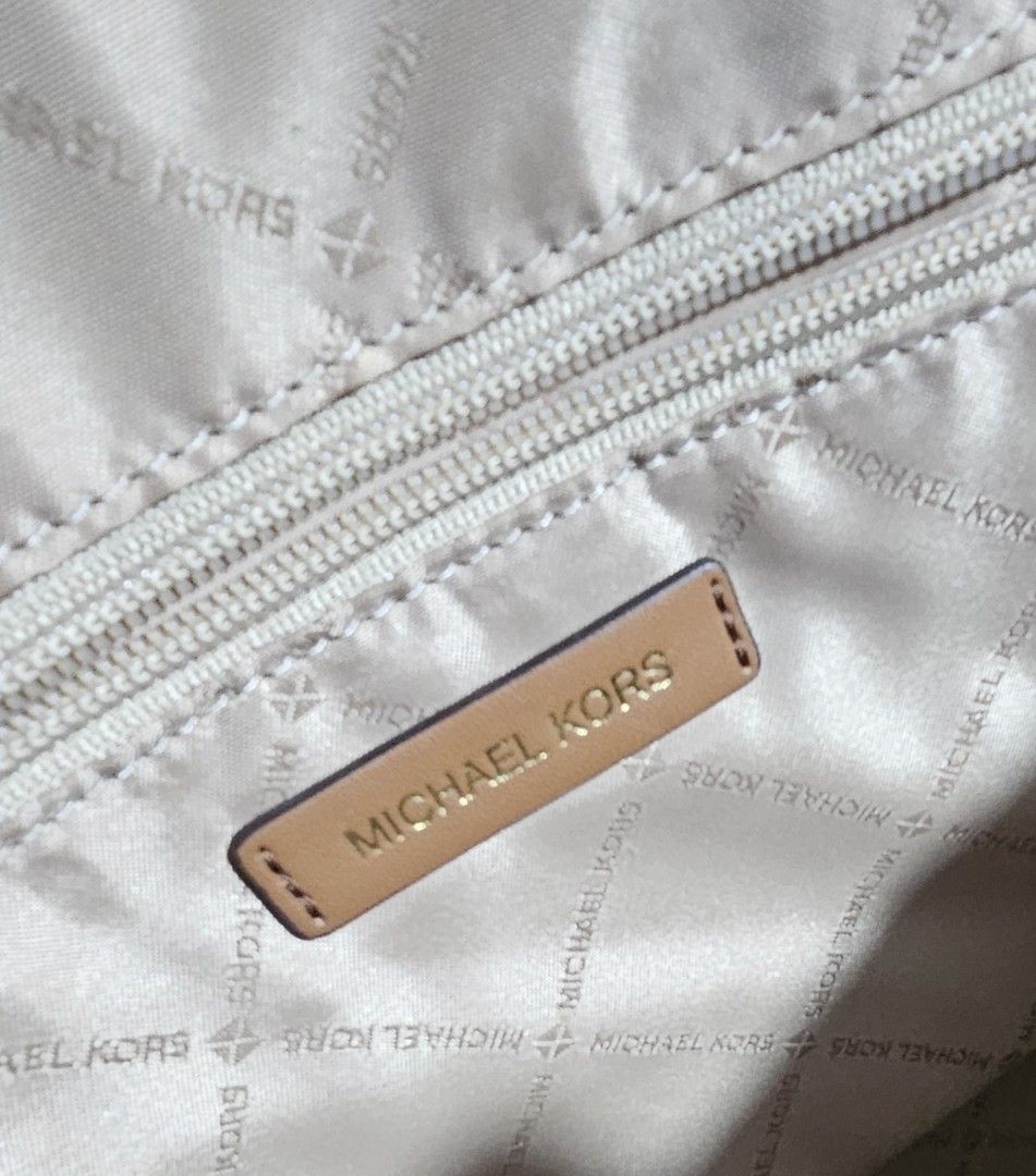 Michael kors denim large bag (Category: Cross-body Bags) located in Manila. Submitted by onlinesmartshopping12 (Listing ID 1460503176, Image 3). Description: original no issue.