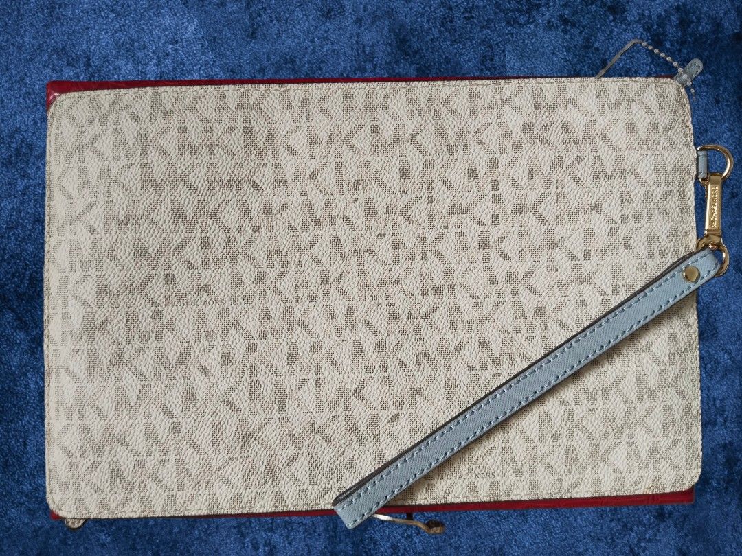Michael Kors Purse / Wristlet (Category: Purses & Pouches) located in Manila. Submitted by choy.mayuga (Listing ID 1460383012, Image 3). Description: 10/10 hardware in gold 5.5 x 9 inches.