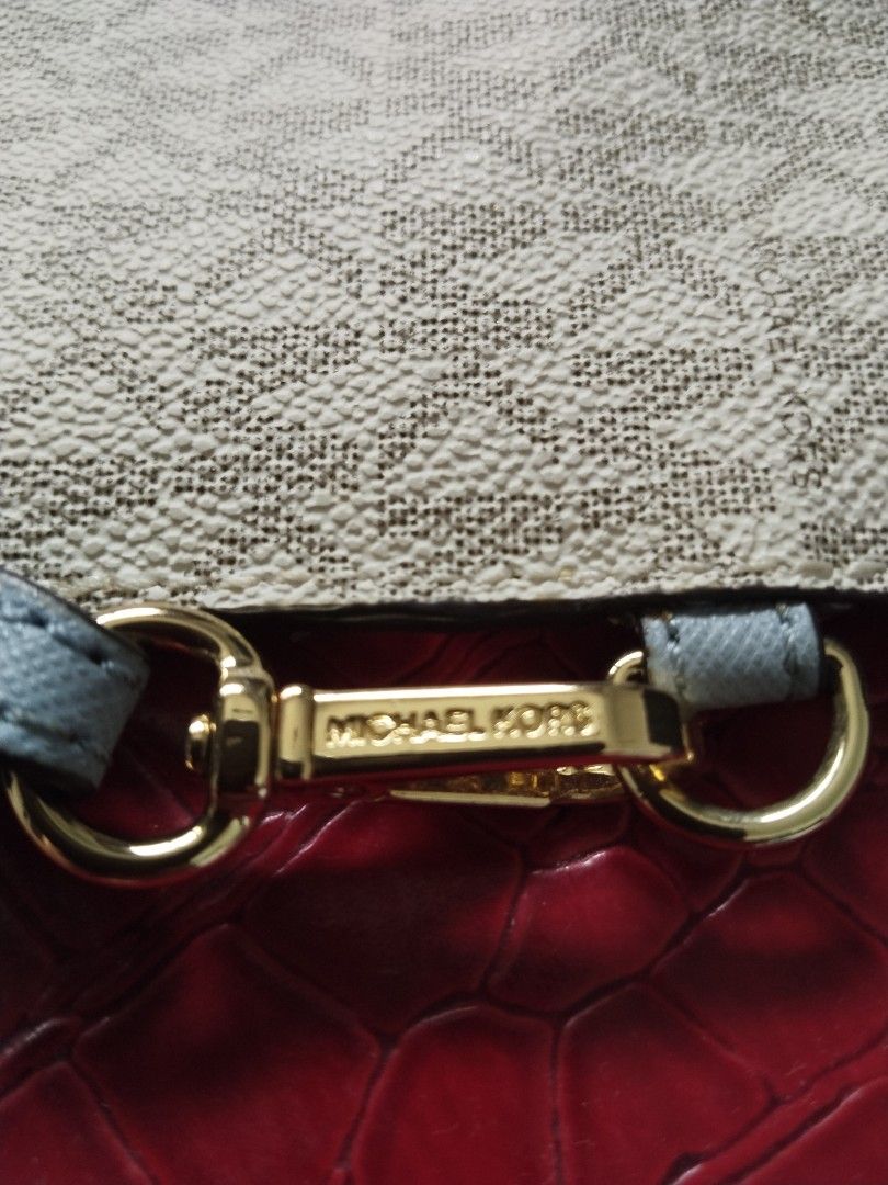 Michael Kors Purse / Wristlet (Category: Purses & Pouches) located in Manila. Submitted by choy.mayuga (Listing ID 1460383012, Image 2). Description: 10/10 hardware in gold 5.5 x 9 inches.