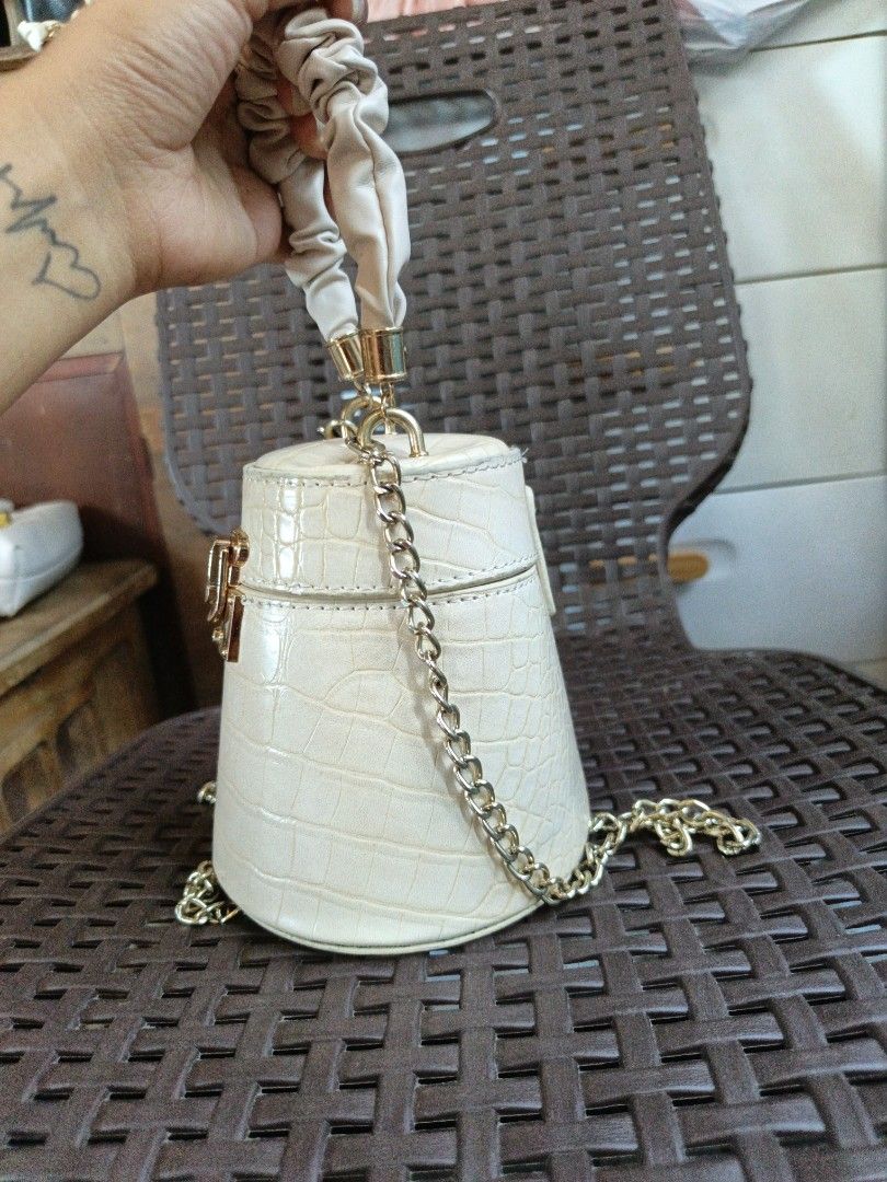 Micro sling bag (Category: Cross-body Bags) located in Manila. Submitted by ukay-ukaybylyn (Listing ID 1460309733, Image 3). Description: good condition💯 micro lang di kasya cp jan.