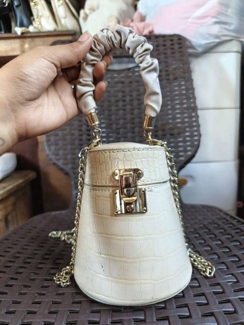 Micro sling bag (Category: Cross-body Bags) located in Manila. Submitted by ukay-ukaybylyn (Listing ID 1460309733, Image 1). Description: good condition💯 micro lang di kasya cp jan.