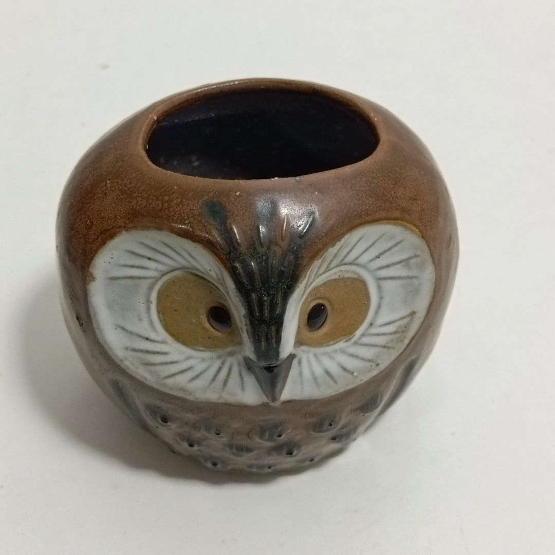 Mid-Century Style Ceramic Owl Pot / Trinket Holder (Category: Vases & Decorative Bowls) located in Quezon City. Submitted by lem1998 (Listing ID 1460475935, Image 2). Description: Charm your space with this adorable vintage ceramic owl planter and mini vase! Featuring detailed hand-painted features, deeply etched feather patterns, and a lovely earthy brown-and-white glaze, this little piece has a wonderful retro/mid-century aesthetic. ​Condition: