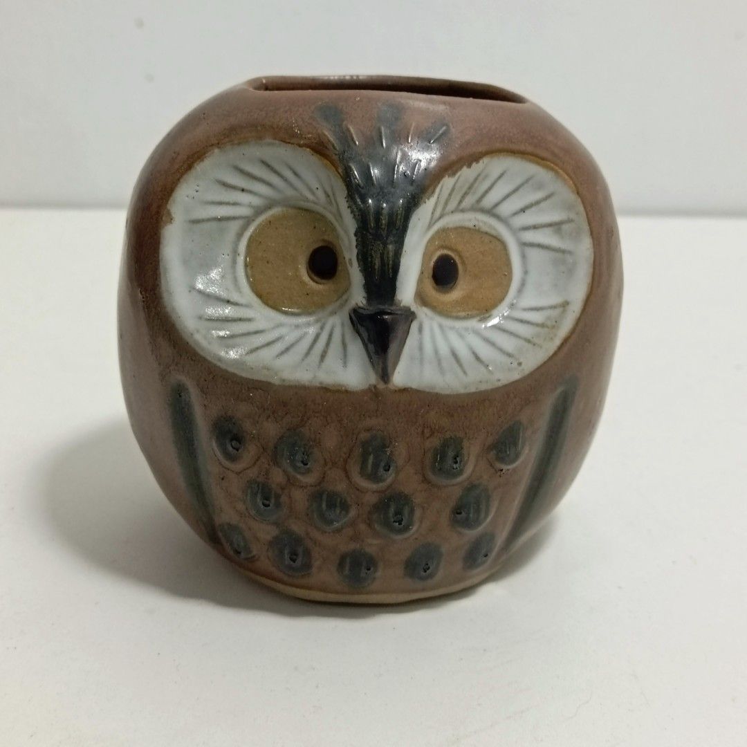 Mid-Century Style Ceramic Owl Pot / Trinket Holder (Category: Vases & Decorative Bowls) located in Quezon City. Submitted by lem1998 (Listing ID 1460475935, Image 1). Description: Charm your space with this adorable vintage ceramic owl planter and mini vase! Featuring detailed hand-painted features, deeply etched feather patterns, and a lovely earthy brown-and-white glaze, this little piece has a wonderful retro/mid-century aesthetic. ​Condition: