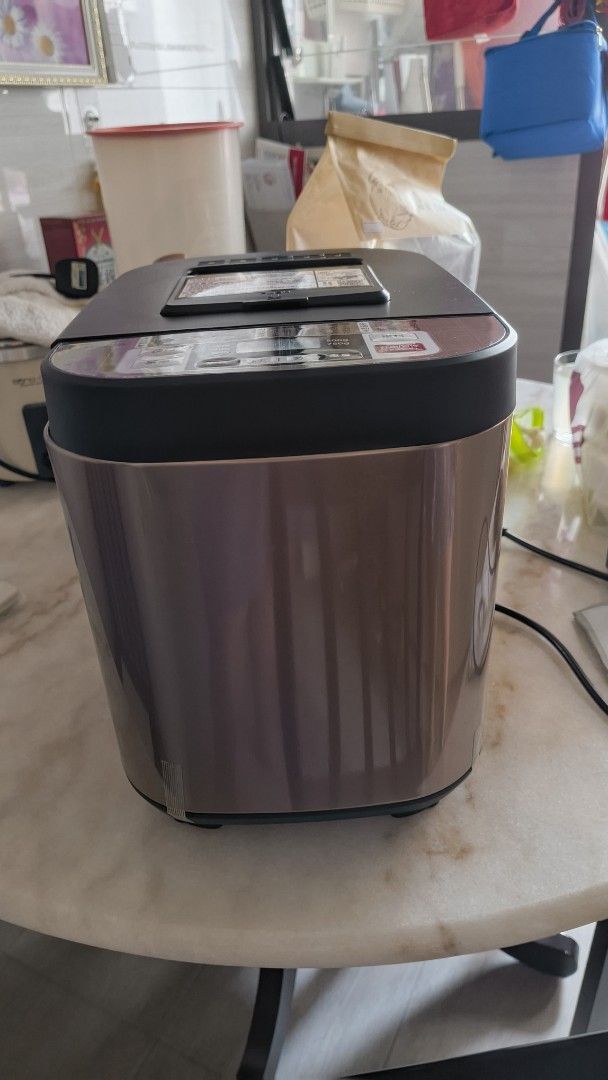 Midea Bread Maker (Category: Breadmakers) located in Singapore. Submitted by titanium72 (Listing ID 1460367607, Image 1). Description: Midea Bread Maker only used once or twice. Feel free to offer. Thanks for reading 🙏..