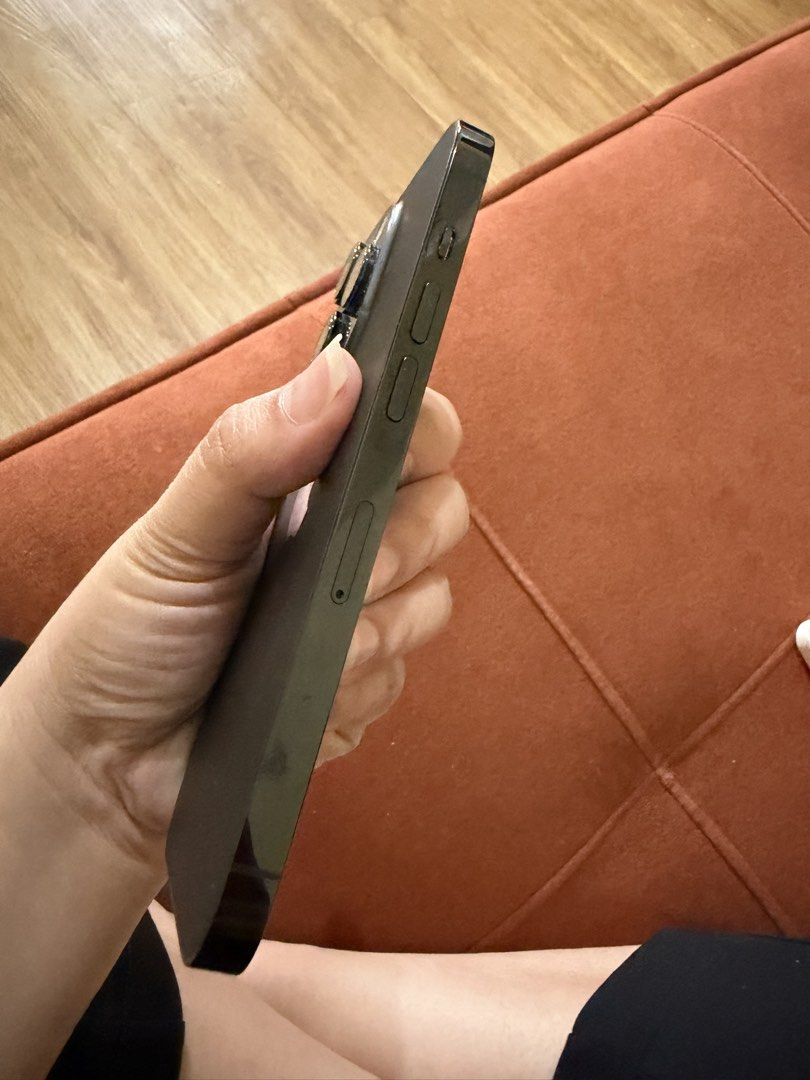 Midnight Black Iphone 14pro (Category: iPhone 14 Series) located in Pasig City. Submitted by regineski (Listing ID 1460307121, Image 3). Description: - iPhone 14 Pro - Color: Midnight Black - Storage: 128GB - Condition: Well used and has visible marks as shown on the pic. Also battery health is at 77% - Sleek and sophisticated design.
