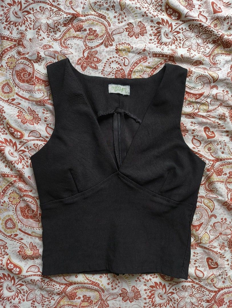 MissyM V-Neck Sleeveless Top (Category: Sleeveless) located in Pasig City. Submitted by gaosorio17 (Listing ID 1460319516, Image 2). Description: - MissyM brand from orange app - Used only once - Very stretchy so it fits XS to M - Perfect for a night out!.