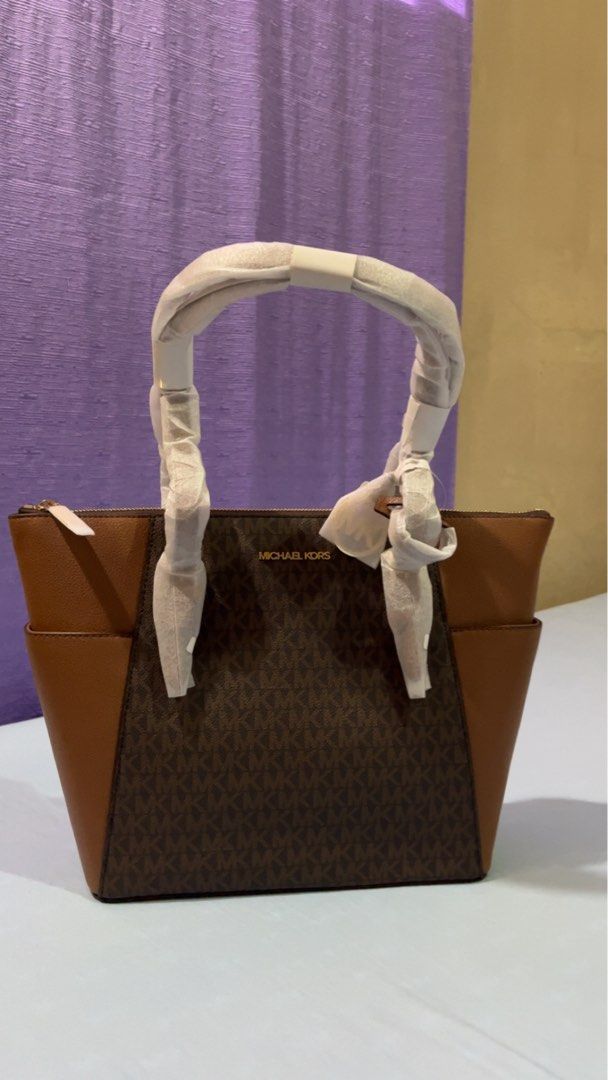 MK CHARLOTTE DARK BROWN (ORIGINAL) (Category: Tote Bags) located in Manila. Submitted by rayedlcrz (Listing ID 1460318534, Image 1). Description: New lang po. .