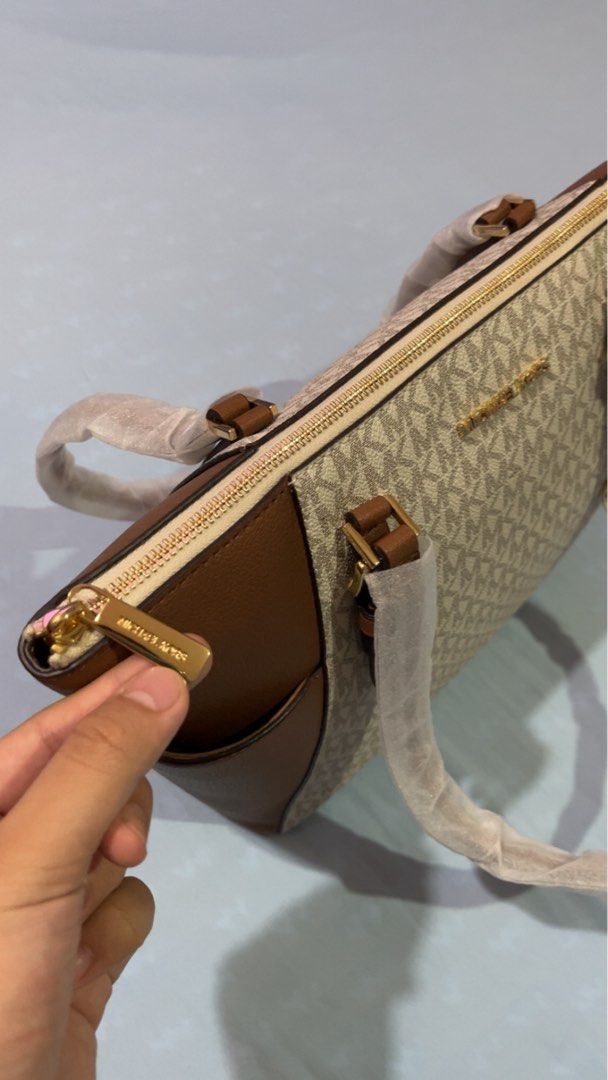 MK CHARLOTTE VANILLA (ORIGINAL) (Category: Tote Bags) located in Manila. Submitted by rayedlcrz (Listing ID 1460318988, Image 3). Description: New lang po.