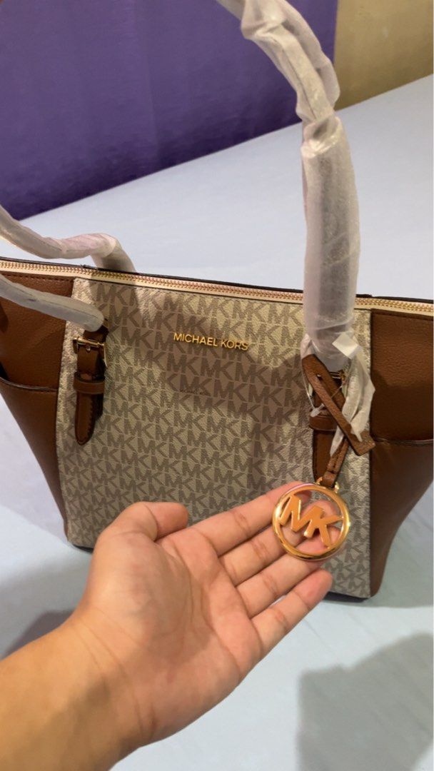 MK CHARLOTTE VANILLA (ORIGINAL) (Category: Tote Bags) located in Manila. Submitted by rayedlcrz (Listing ID 1460318988, Image 2). Description: New lang po.