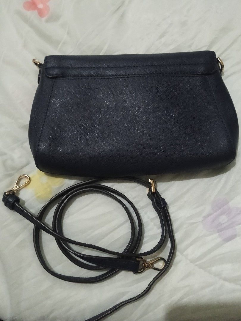 Mk sling (Category: Cross-body Bags) located in Quezon City. Submitted by lexolshoppe (Listing ID 1460407878, Image 2). Description: What you see is what u get 😉 all hardware is gold pa tlga.✅💯 check all the pictures wala yang filter. Saffiano Leather Gold Toned Hardware Custom Fabric Lining 1 Slip-in Pocket 1 Zip Pocket 9″(L) x 5.5″(H) x 2.5″(D) Strap: 23″ Navy blue.
