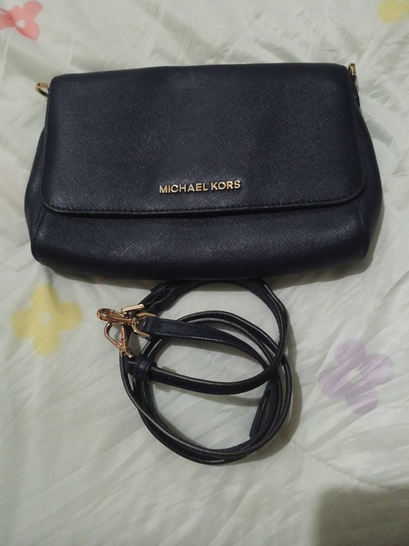 Mk sling (Category: Cross-body Bags) located in Quezon City. Submitted by lexolshoppe (Listing ID 1460407878, Image 1). Description: What you see is what u get 😉 all hardware is gold pa tlga.✅💯 check all the pictures wala yang filter. Saffiano Leather Gold Toned Hardware Custom Fabric Lining 1 Slip-in Pocket 1 Zip Pocket 9″(L) x 5.5″(H) x 2.5″(D) Strap: 23″ Navy blue.