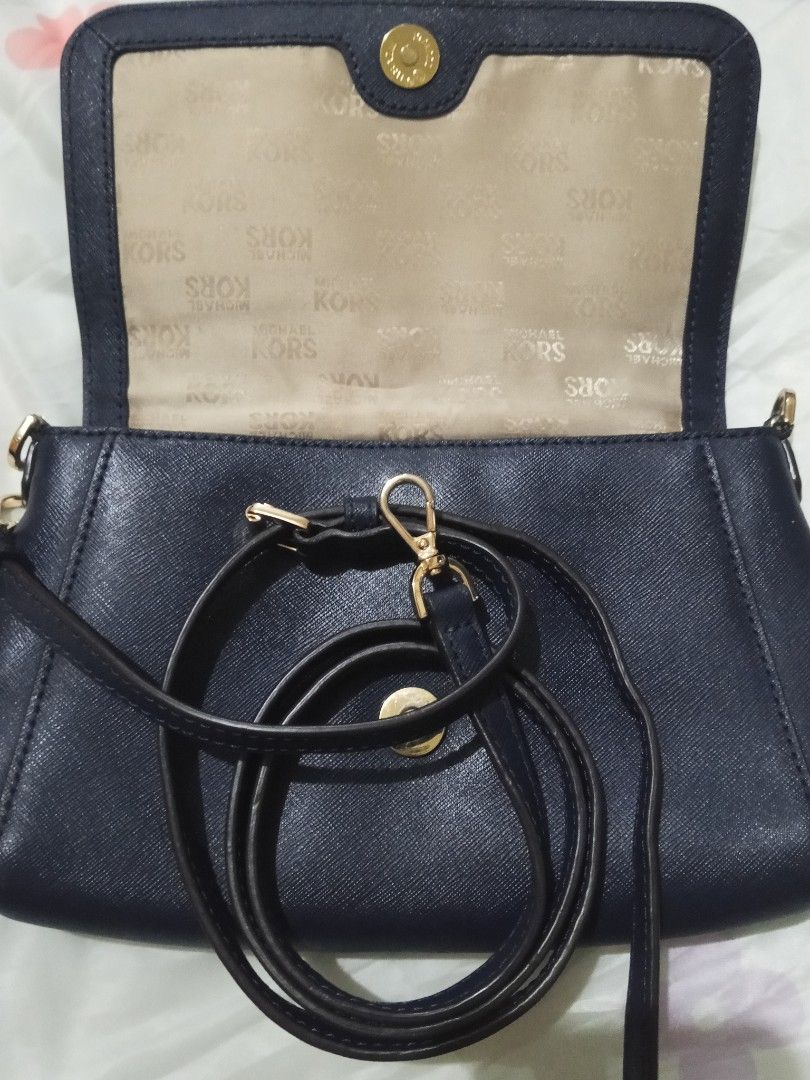 Mk sling (Category: Cross-body Bags) located in Quezon City. Submitted by lexolshoppe (Listing ID 1460407878, Image 3). Description: What you see is what u get 😉 all hardware is gold pa tlga.✅💯 check all the pictures wala yang filter. Saffiano Leather Gold Toned Hardware Custom Fabric Lining 1 Slip-in Pocket 1 Zip Pocket 9″(L) x 5.5″(H) x 2.5″(D) Strap: 23″ Navy blue.