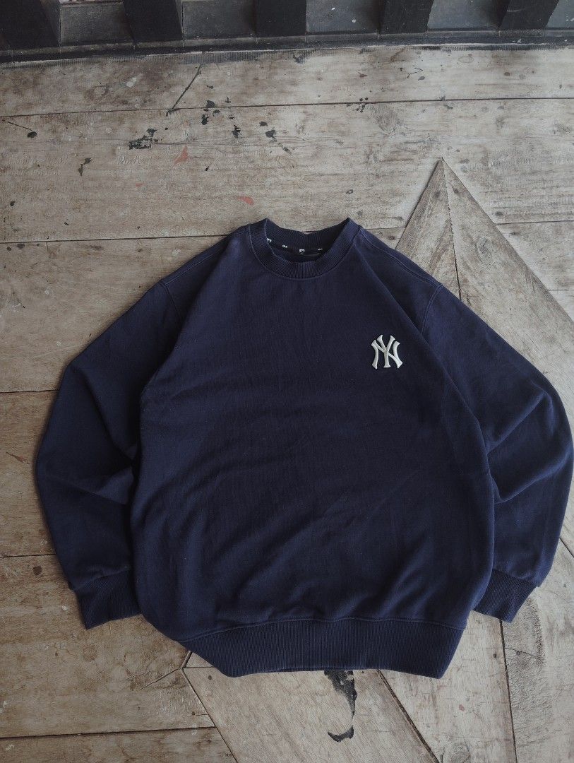 MLB Crewneck (Category: Hoodies) located in Davao. Submitted by mj_m1lca (Listing ID 1460425025, Image 1). Description: MLB Crewneck Big Logo Dimes: Length 26 Width 22 Heavy&Thick Cotton Good Condition Complete Tags See last pic for issue.