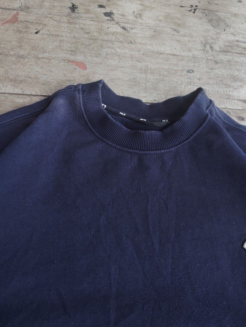 MLB Crewneck (Category: Hoodies) located in Davao. Submitted by mj_m1lca (Listing ID 1460425025, Image 3). Description: MLB Crewneck Big Logo Dimes: Length 26 Width 22 Heavy&Thick Cotton Good Condition Complete Tags See last pic for issue.