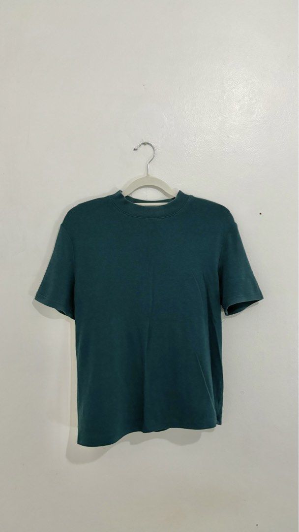 Mock-Neck Short-Sleeve Tee (Category: Blouses) located in Caloocan City. Submitted by buymethisandthat (Listing ID 1460449840, Image 1). Description: ✨ Mock-Neck Short-Sleeve Tee - ₱99 📌 CONDITION • Condition: 7.5/10 • Flaws: Slight fabric wash wear along seam lines 📏 SIZE • Tag Size: No size tag • Recommended: Fits Small to Medium .