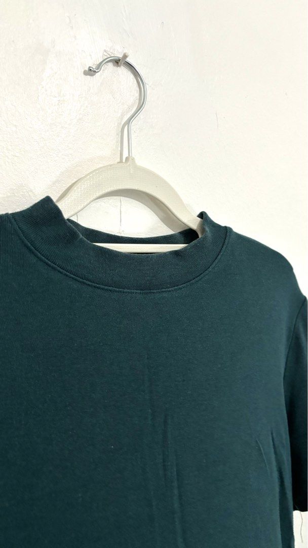 Mock-Neck Short-Sleeve Tee (Category: Blouses) located in Caloocan City. Submitted by buymethisandthat (Listing ID 1460449840, Image 2). Description: ✨ Mock-Neck Short-Sleeve Tee - ₱99 📌 CONDITION • Condition: 7.5/10 • Flaws: Slight fabric wash wear along seam lines 📏 SIZE • Tag Size: No size tag • Recommended: Fits Small to Medium .