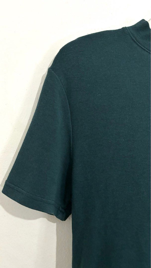 Mock-Neck Short-Sleeve Tee (Category: Blouses) located in Caloocan City. Submitted by buymethisandthat (Listing ID 1460449840, Image 3). Description: ✨ Mock-Neck Short-Sleeve Tee - ₱99 📌 CONDITION • Condition: 7.5/10 • Flaws: Slight fabric wash wear along seam lines 📏 SIZE • Tag Size: No size tag • Recommended: Fits Small to Medium .