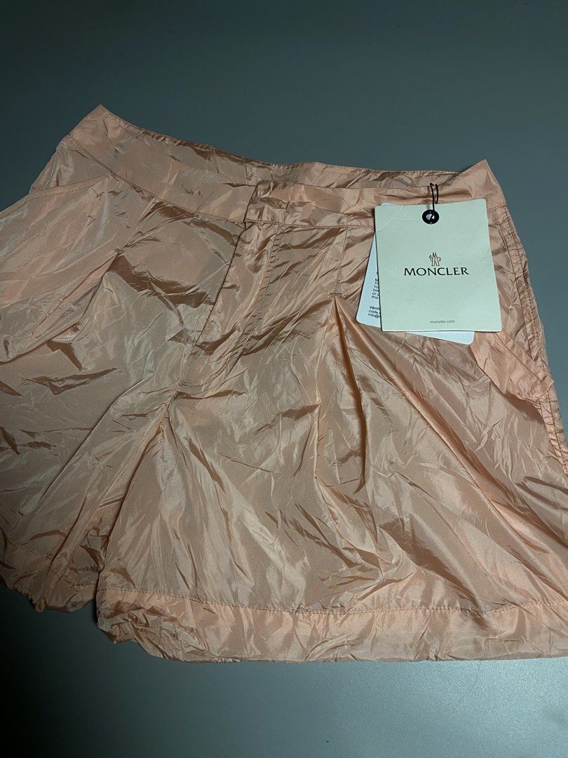 MONCLER Nylon short (Category: Shorts) located in Trento. Submitted by rappiboy121322 (Listing ID 1460503790, Image 3). Description: MONCLER Nylon Short Brand new condition No issue Dimes: 28 waistline Length: 13 9.8/10 colorate 500 free shipping.