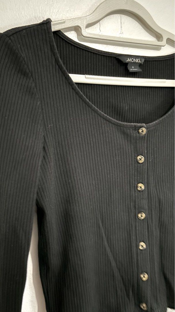 Monki Black Ribbed Button-Down Long-Sleeve Crop Top (Category: Longsleeves) located in Caloocan City. Submitted by buymethisandthat (Listing ID 1460450321, Image 3). Description: ✨ Monki Black Ribbed Button-Down Long-Sleeve Crop Top - ₱119 📌 CONDITION • Condition: 9/10 • Flaws: None visible 📏 SIZE • Tag Size: Small • Recommended: Fits Small to Medium .