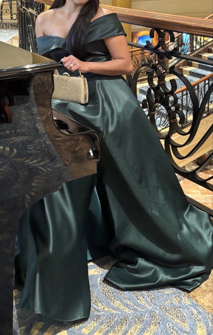Moss Green Evening gown (Category: Evening dresses & gowns) located in Manila. Submitted by jasf4uuu (Listing ID 1460476332, Image 2). Description: Custom made evening gown. used once. like new Built: 5'5" / 60klgs.