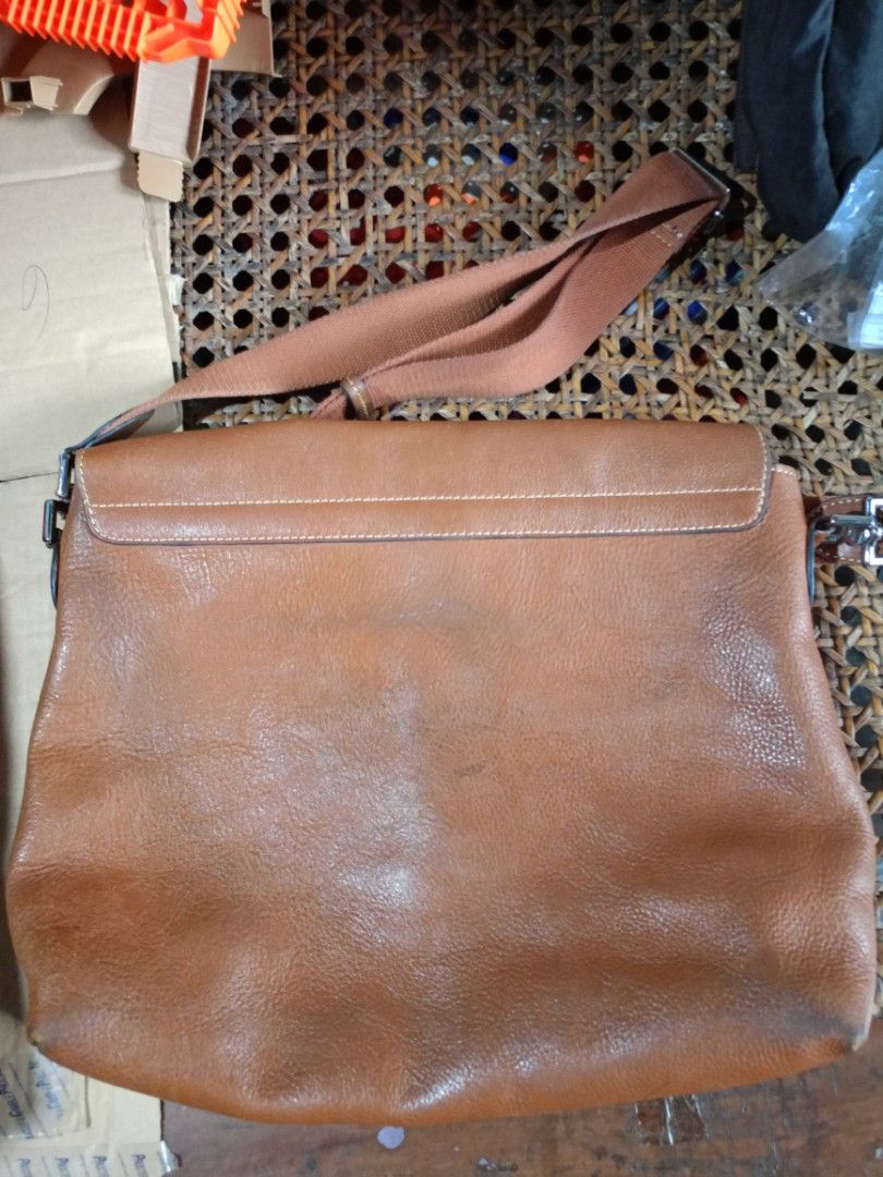 Mulberry messenger bag (Category: Backpacks) located in Manila. Submitted by raymund2501 (Listing ID 1460339237, Image 2). Description: for sale 1.5k mulberry messger bag issue my maliit n tastas sa loob glid NASA last pic dimes 16 x 12 x 4 inches.